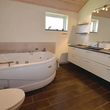 Three-bedroom Holiday With Sea View 07 *
