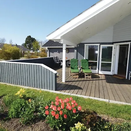 Three-bedroom Holiday With Sea View 07 *